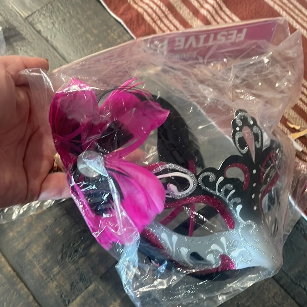 Set of 2 Carnaval Masks 🎭 - Picture 2 of 4